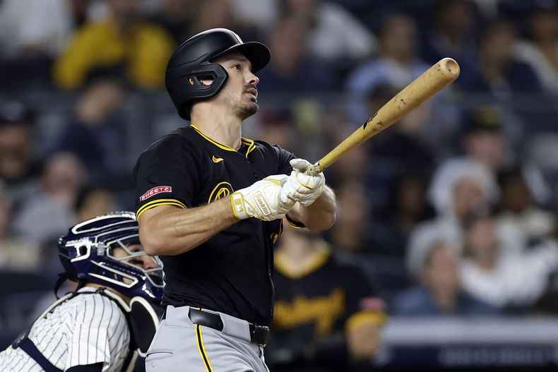 Bryan Reynolds, de los Piratas de Pittsburgh, batea un jonrón de dos carreras en el octavo inning del juego ante los Yankees de Nueva York, el viernes 27 de septiembre de 2024 (AP Foto/Adam Hunger)