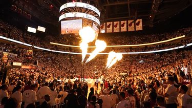 Unos lanzallamas se activan durante la presentación de los jugadores para el cuarto partido de las Finales de la NBA, entre el Heat de Miami y los Nuggets de Denver, el viernes 9 de junio de 2023 (AP Foto/Wilfredo Lee )