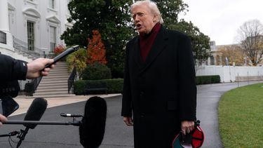 El presidente Donald Trump habla con periodistas en el jardín sur de la Casa Blanca, el sábado 22 de noviembre de 2025, en Washington. (Foto AP/Jose Luis Magana)