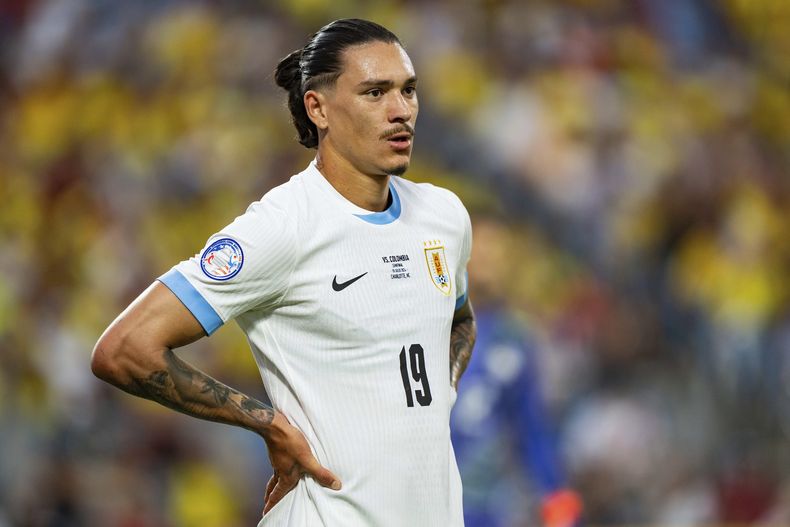 ARCHIVO - El delantero uruguayo Darwin Núñez (19) durante la semifinal contra Colombia en la Copa América, el 10 de julio de 2024, en Charlotte, Carolina del Norte. (AP Foto/Jacob Kupferman)