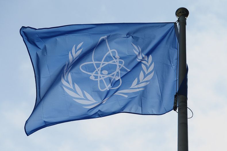 La bandera del Organismo Internacional de Energía Atómica (OIEA) en Viena, Austria, el 2 de marzo de 2026. (Foto AP/Heinz-Peter Bader, Archivo)