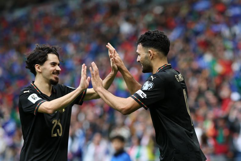 Goncalo Ramos celebra con Vitinha tras anotar en el encuentro de Portugal ante Armenia en el Grupo F de la eliminatoria europea a la Copa Mundial 2026, el domingo 16 de noviembre del 2025. (AP Foto/Luis Vieira)