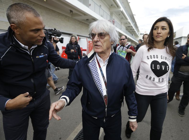 El presidente de la F&oacute;rmula Uno, Bernie Ecclestone, centro, llega al Circuito de las Am&eacute;ricas del GP de Estados Unidos el jueves, 14 de noviembre de 2013, en Austin, Texas. (AP Photo/Darron Cummings)