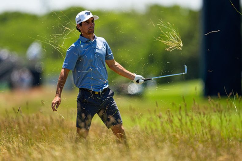 Joaquin Niemann golpea desde la hierba alta en el tercer hoyo durante una ronda de práctica para el Abierto de Estados Unidos de Golf, en el Club de Golf Shinnecock Hills Golf Club en Southampton, Nueva York, el jueves 16 de junio de 2026. (AP Photo/George Walker IV)