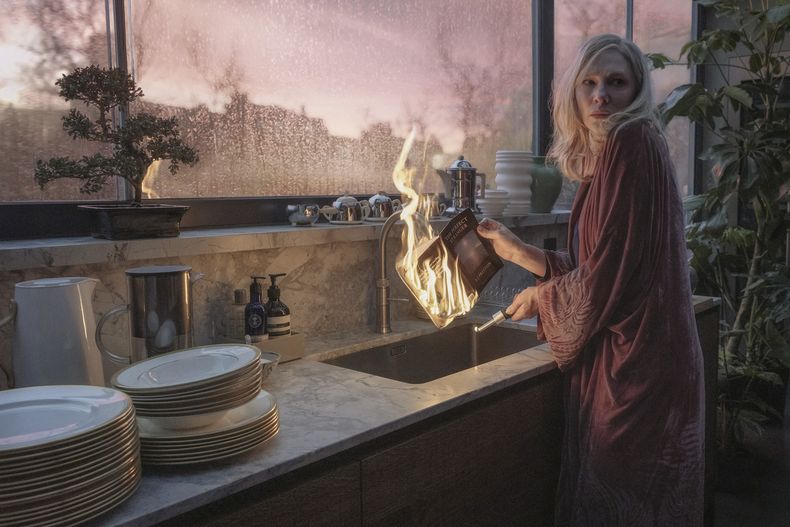Esta imagen publicada por Apple TV+ muestra a Cate Blanchett en una escena de Disclaimer. (Sanja Bucko/Apple TV+ via AP)