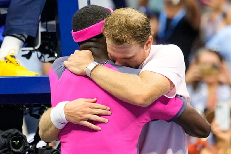 Frances Tiafoe (derecha) y Alex Michelsen se abrazan tras la victoria de Tiafoe en el partido por los cuartos de final del US Open, el martes 8 de septiembre de 2026, en Nueva York. (AP Foto/Yuki Iwamura)