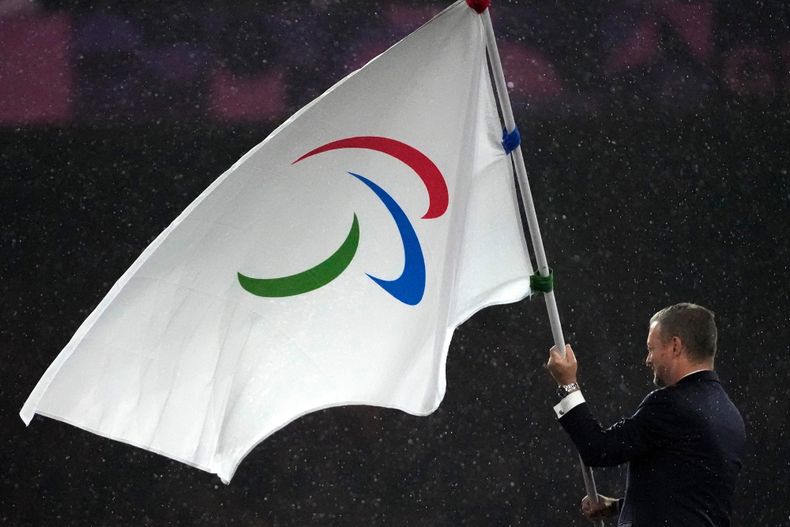 ARCHIVO - Foto del 8 de septiembre del 2025, el presidente del Comité Paralímpico Internacional Andrew Parsons le pasa la bandera paralímpica a la alcaldesa de Los Ángeles Karen Bass durante la ceremonia de clausura de los Juegos Paralímpicos de París. (AP Foto/Michel Euler, Archivo)