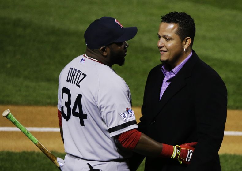 Miguel Cabrera (der) conversa con David Ortiz antes del cuarto juego de la Serie Mundial entre Boston y San Luis, luego de recibir el Premio Hank Aaron el 27 de octubre del 2013. El toletero venezolano se someti&oacute; a una operaci&oacute;n para reparar