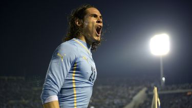 americateve | Edinson Cavani, de la selecci&oacute;n uruguaya, celebra luego de anotar frente a Eslovenia en un partido amistoso realizado el mi&eacute;rcoles 4 de junio de 2014 en Montevideo (AP Foto/Matilde Campodonico)