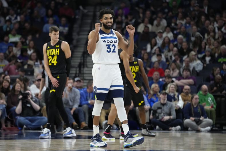 El pívot de los Timberwolves de Minnesta Karl-Anthony Towns hace un gesto tras recibir una falta del base del Jazz de Utah Talen Horton-Tucker en el encuentro del jueves 30 de noviembre del 2023. (AP Foto/Abbie Parr)