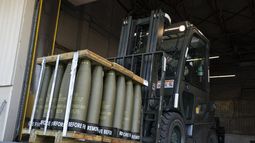 ARCHIVO - Aviadores usan un montacargas para mover obuses de 155 mm destinados a Ucrania, 29 de abril de 2022 en la Base Aérea Dover, Delaware, EEUU. Durante casi 20 meses, el Pentágono ha realizado una reunión mensual de 50 aliados en la cual Estados Unidos ha encabezado los esfuerzos para enviar ayuda militar por valor de miles de millones de dólares a Kiev. Pero el martes 23 de enero de 2024, por primera vez desde que el secretario de Defensa, Lloyd Austin, creó el grupo en abril de 2022, Washington irá a la mesa con las manos vacías. (AP Foto/Alex Brandon, File)