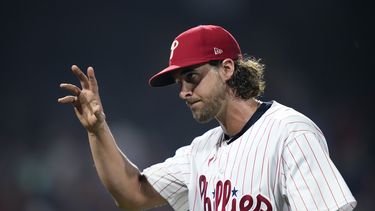 Aaron Nola, lanzador de los Filis de Filadelfia, agradece al público en la octava entrada del juego ante los Cerveceros de Milwaukee, el martes 18 de julio de 2023 (AP Foto/Matt Slocum)