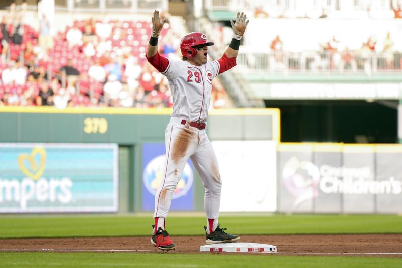 TJ Friedl de los Rojos de Cincinnati reacciona tras batear un triple de dos carreras en la tercera entrada del encuentro ante los Marlins de Miami el lunes 7 de agosto del 2023. (AP Foto/Jeff Dean)