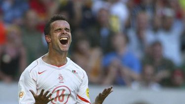Amberes contrata a Overmars tras escándalo en Ajax