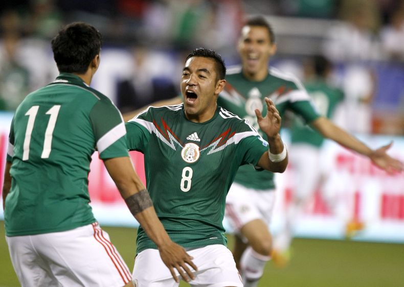 Marco Fabi&aacute;n, de la selecci&oacute;n mexicana, festeja con su compa&ntilde;ero Alan Pulido (11), quien anot&oacute; en el segundo tiempo de un partido amistoso contra Estados Unidos, el mi&eacute;rcoles 2 de abril de 2014, en Glendale, Arizona (AP