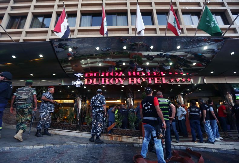 Soldados y polic&iacute;as libaneses frente al hotel Duroy de Beirut, L&iacute;bano, donde un atacante suicida deton&oacute; su carga el 25 de junio de 2014. El Estado Isl&aacute;mico para Irak y el Levante se atribuy&oacute; el ataque el viernes 27 de ju