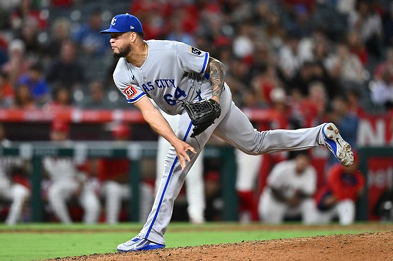 El dominicano Steven Cruz, de los Reales de Kansas City, labora en su relevo ante los Angelinos de Los Ángeles, el viernes 14 de agosto de 2026 (AP Foto/William Liang)