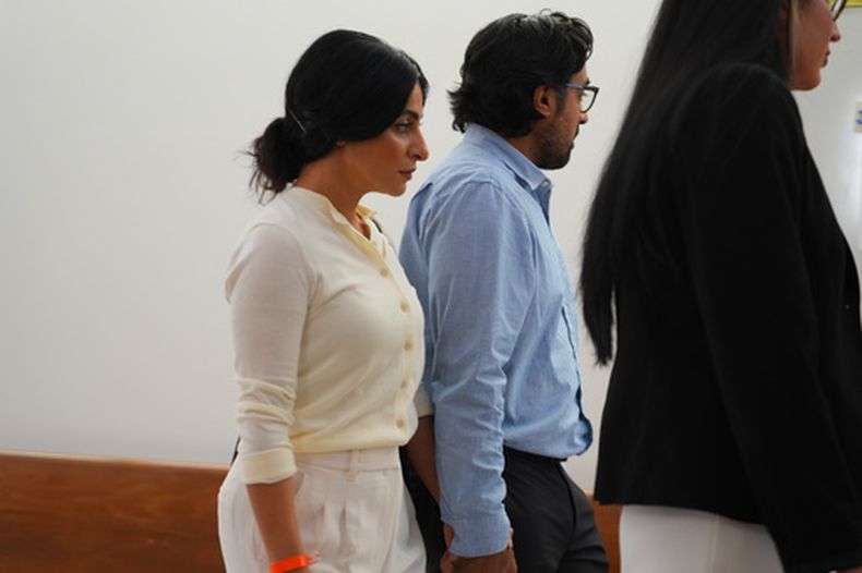 Nausheen Gilkar, izquierda, y su esposo, Omar Ahmed, llegan a una audiencia judicial en Dallas, el martes 25 de agosto de 2026. (AP Foto/LM Otero)