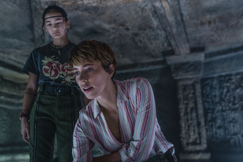 En esta imagen proporcionada por Warner Bros Pictures, Rebecca Hall, frente, y Kaylee Hottle en una escena de Godzilla X Kong: The New Empire. (Warner Bros. Pictures vía AP)