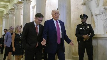 El presidente estadounidense Donald Trump, centro, y el presidente de la Cámara de Representantes, Mike Johnson, salen del Capitolio de Washington luego de una reunión con legisladores republicanos el martes 20 de mayo de 2025. (AP Foto/Rod Lamkey, Jr.)
