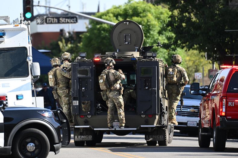 Agentes del FBI cerca del lugar donde un hombre tomó rehenes en Bakersfield, California, el 2 de junio del 2026. (AP foto/David Dennis)