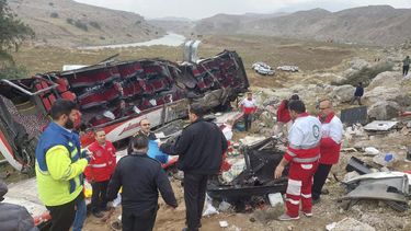 Foto suministrada por la Media Luna Roja iraní que muestra a rescatistas en el lugar dseun accidente vial enb Pa-alam, Irán, a unos 450 kilómetros (280 millas) al sudoeste de Teherán, el 21 de diciembre del 2024. (Media Luna Roja Iraní via AP)