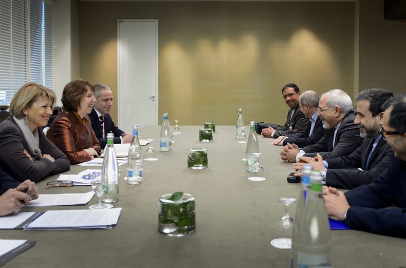 La alta representante de la Uni&oacute;n Europea para Asuntos Exteriores y Pol&iacute;tica de Seguridad, Catherine Ashton, segunda de izquierda a derecha, y el ministro iran&iacute; del Exterior, Mohamed Javad Zarif, tercero de derecha a izquierda, dialog