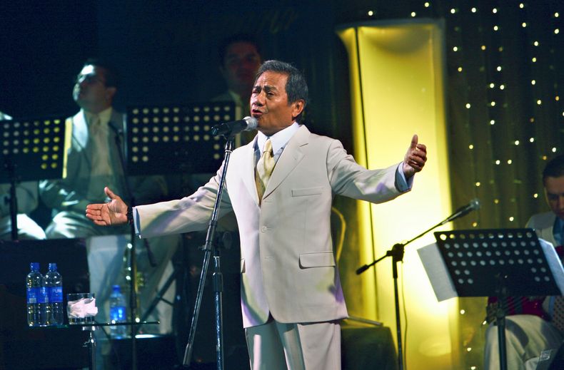 ARCHIVO - El cantante y compositor mexicano Armando Manzanero actúa en Managua, Nicaragua, el 31 de marzo de 2006. Manzanero compuso e interpretó boleros famosos lo largo de su carrera. El género musical fue inscrito en la Lista Representativa del Patrimonio Cultural Inmaterial de la Unesco gracias a una iniciativa impulsada por México y Cuba, el 5 de diciembre de 2023. (Foto AP/Esteban Félix, archivo)