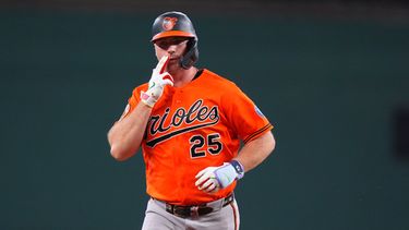 Pete Alonso, de los Orioles de Baltimore, hace un gesto mientras recorre las bases tras conectar un cuadrangular de dos carreras durante la cuarta entrada de un partido de béisbol contra los Rangers de Texas, el domingo 9 de agosto de 2026, en Arlington, Texas. (Foto AP/LM Otero)