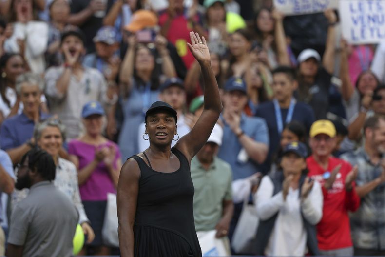 La local Venus Williams agradece al público tras su eliminación en los dobles del Abierto de Estados Unidos junto a la canadiense Leylah Ferrnández, el martes 2 de septiembre de 2025 (AP Foto/Heather Khalifa)