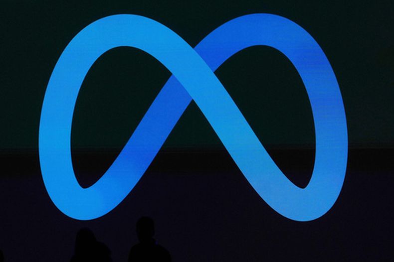 El logo de Meta en una pantalla en LlamaCon 2025, uan conferencia de desarrolladores de IA, el 29 de abril de 2025, en Menlo Park, California. (AP Foto/Jeff Chiu, Archivo)