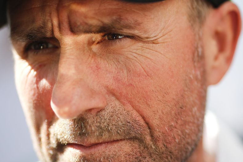 El franc&eacute;s Stephane Peterhansel escucha a una pregunta durante una rueda de prensa previo al arranque del Rally Dakar, el jueves 2 de enero de 2013 (AP Photo/Victor R. Caivano)