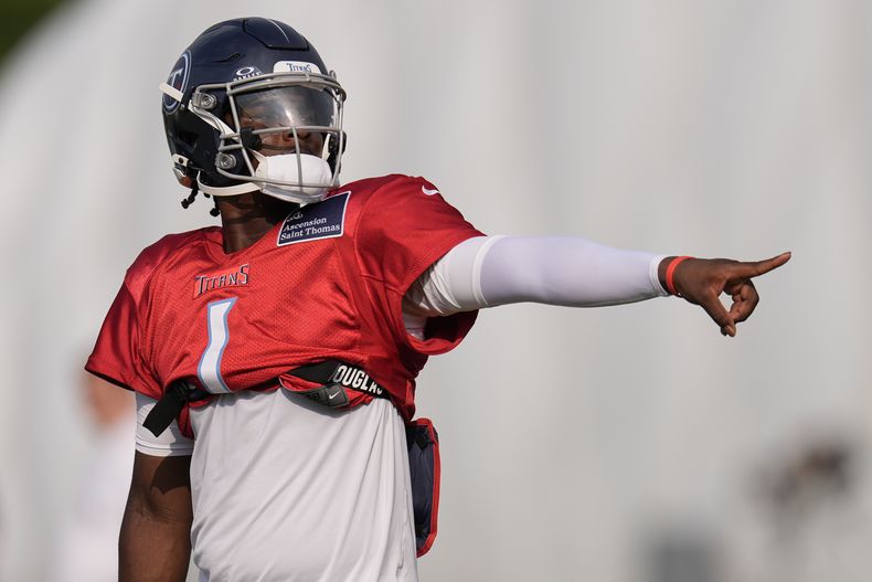 Cam Ward, quarterback de los Titans de Tennessee, señala a un costado del terreno durante una práctica realizada el martes 29 de julio de 2025 en Nashville (AP Foto/George Walker IV)