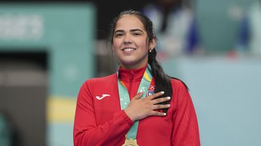 La puertorriqueña Adriana Díaz posa con su medalla de oro tras repetir como campeona de individuales del tenis de mesa de los Juegos Panamericanos en Santiago, Chile, el miércoles 1 de noviembre de 2023. (AP Foto/Dolores Ochoa)