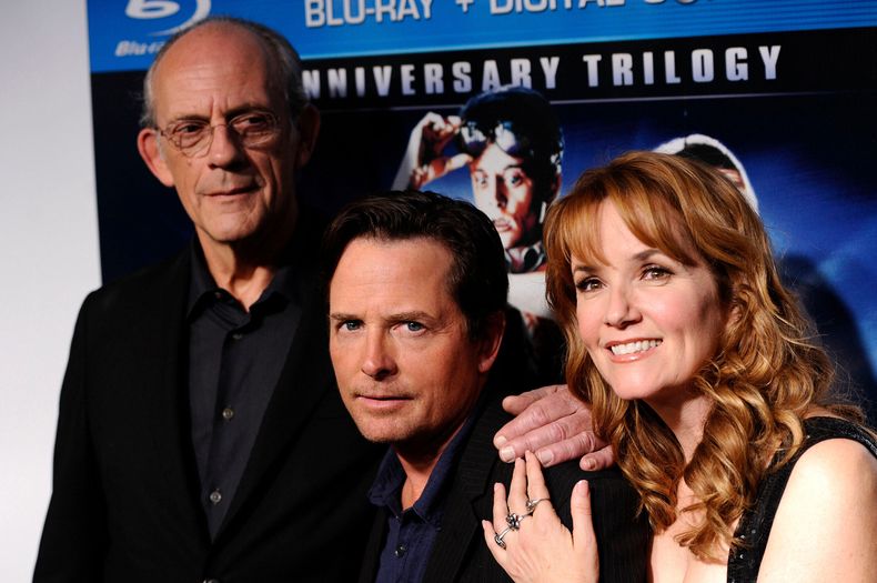 ARCHIVO - Los miembros del elenco Christopher Lloyd, de izquierda a derecha, Michael J. Fox y Lea Thompson aparecen en la reunión del 25.º aniversario de Volver al futuro en Nueva York el 25 de octubre de 2010. (Foto AP/Peter Kramer, archivo)