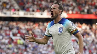 El inglés Harry Kane festeja tras anotar en el partido de la eliminatoria hacia la Euro ante Macedonia del Norte, el lunes 19 de junio de 2023 (AP Foto/Dave Thompson, archivo)