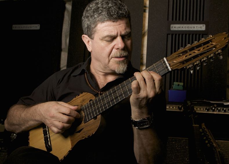 ARCHIVO – El músico y productor galardonado con el Oscar Gustavo Santaolalla toca un ronroco en su estudio en Los Ángeles en una fotografía de archivo del 2 de junio de 2008. Santaolalla recibirá el Premio del Consejo Directivo de la Academia Latina de la Grabación en noviembre durante la semana del Latin Grammy. (Foto AP/Damian Dovarganes, archivo)
