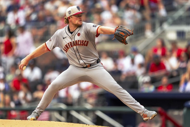 Logan Webb, lanzador de los Gigantes de San Francisco, labora frente a los Bravos de Atlanta, el jueves 4 de julio de 2024 (AP Foto/Jason Allen)