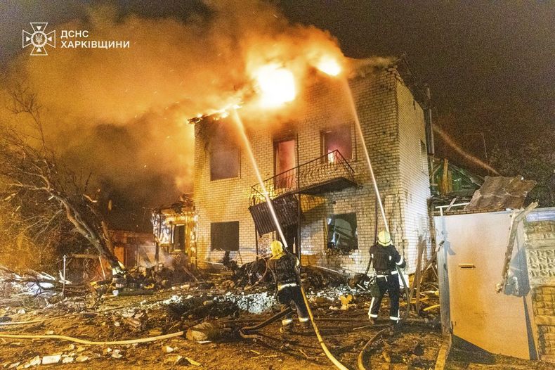 En esta imagen, proporcionada por el Servicio de Emergencias de Ucrania, personal de emergencias trabaja en la extinción de un incendio tras un ataque ruso en Járkiv, Ucrania, el 30 de abril de 2025. (Servicio de Emergencias de Ucrania vía AP)