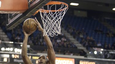 americateve | Al Horford, p&iacute;vot de los Hawks de Atlanta, busca encestar frente a DeMarcus Cousins (centro) de los Hawks de Atlanta, el martes 5 de noviembre de 2013 (AP Foto/Rich Pedroncelli)