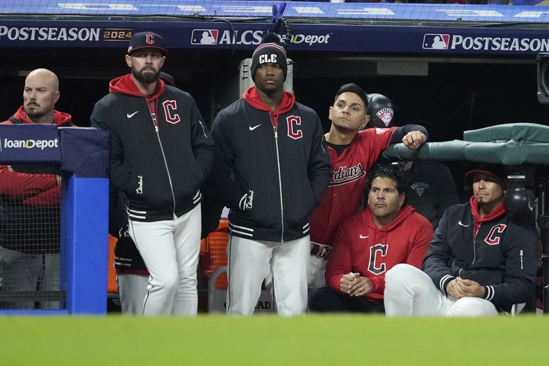 Los jugadores de los Guardianes de Cleveland observan desde el banco durante la décima entrada del Juego 5 ante los Yankees de Nueva York, por la Serie de Campeonato de la Liga Americana, el sábado 19 de octubre de 2024, en Cleveland. Los Yankees ganaron 5-2. (AP Foto/Godofredo A. Vásquez)