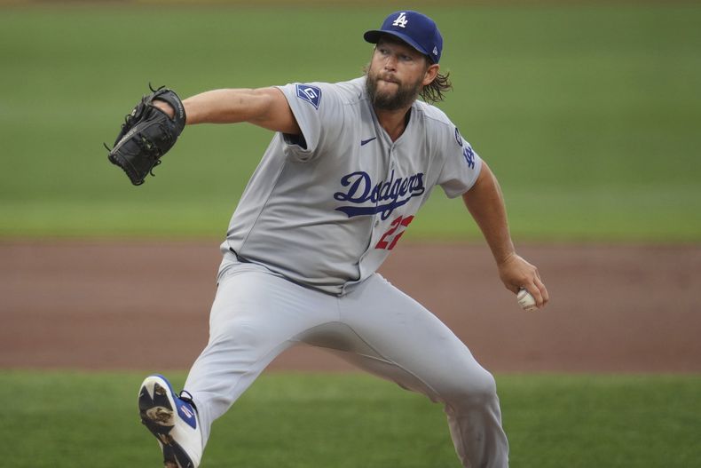 Clayton Kershaw de los Dodgers de Los Ángeles lanza contra los Piratas de Pittsburgh, el 2 de septiembre de 2025. (AP Foto/Gene J. Puskar)