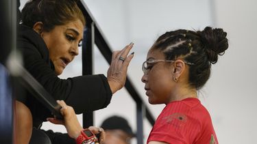 La mexicana Paola Longoria (derecha) recibe la bendición de su madre Leticia López previo a la final de singles ante su compatriota Montserrat Mejía en el ráquetbol de los los Juegos Panamericanos en Santiago, Chile, el martes 24 de octubre de 2023. (AP Foto/Esteban Félix)