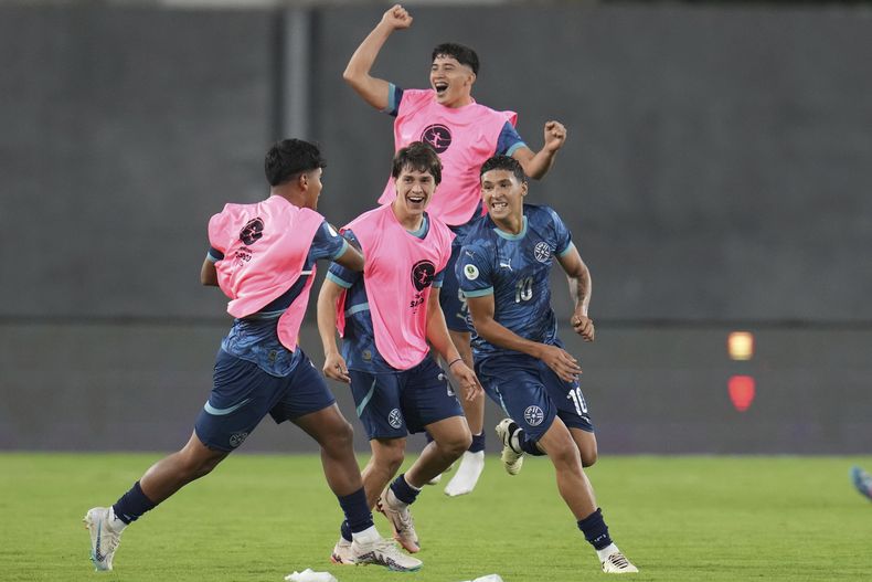 Luca Kmet (derecha) festeja con sus compañeros de la selección de Paraguay, luego de anotar ante Chile en el Sudamericano Sub20, el viernes 7 de febrero de 2025, en Caracas (AP Foto/Ariana Cubillos)