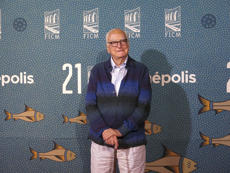 El director y guionista estadounidense James Ivory posa en la alfombra roja de su documental A Cooler Climate en el Festival Internacional de Cine de Morelia en Morelia, México, el 24 de octubre de 2023. (Foto AP/Berenice Bautista)