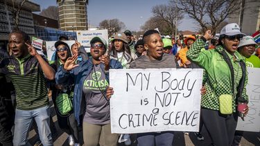 Sudáfrica: Acusan a 80 hombres ​​de violar a 8 mujeres