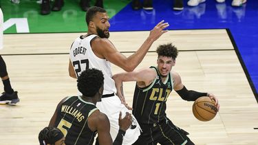 Ball ayuda a Hornets en victoria sobre Wolves