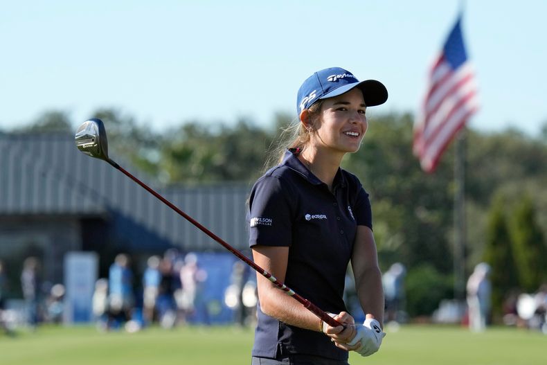 Kai Trump, nieta del presidente Donald Trump, sonríe mientras espera realizar su tiro desde el fairway del hoyo 18 en el torneo The Annika de la LPGA el jueves 13 de noviembre de 2025, en Belleair, Florida (AP Foto/Chris OMeara)