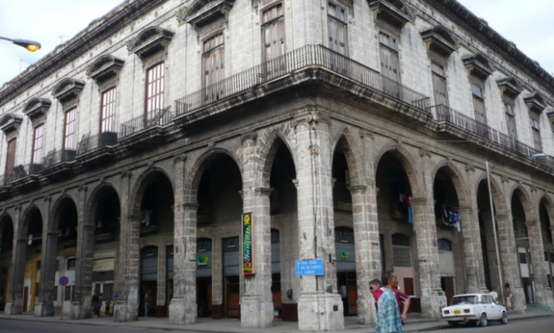 Sin alcanzar la elegancia de Galiano, San Rafael o Neptuno, era la preferida de los ciudadanos de menores recursos económicos para hacer sus compras.