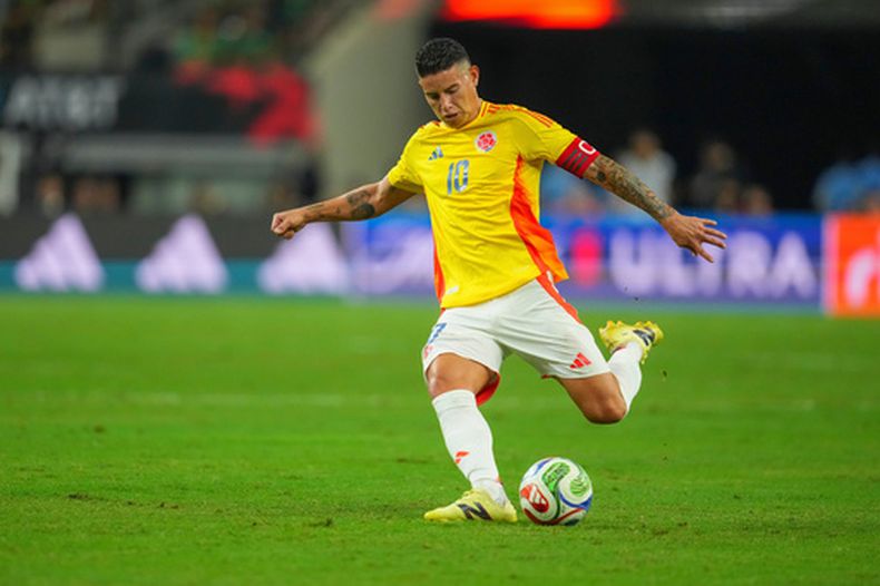 ARCHIVO - Foto del 11 de octubre del2 025, el colombiano James Rodríguez patea el balón en un encuentro amistoso ante México en Arlington, Texas, EE.UU. (AP Foto/Julio Cortez, Archivo)